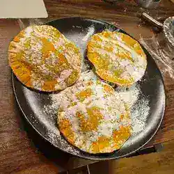 Huisgemaakte ricotta-spinazie-ravioli met bruine boter