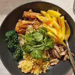 Bowl exotique avec poitrine de poulet marinée