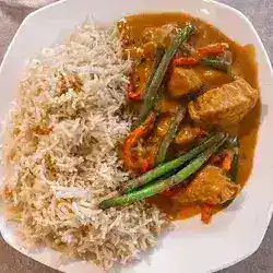 Bol de riz au poulet au curry et à la noix de coco