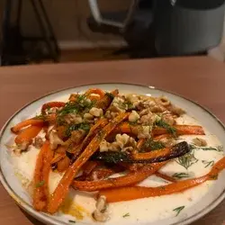 Mediterrane geroosterde wortels met citroen-feta crème