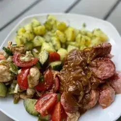 Salsiccia con Patatas al Eneldo y Ensalada Fresca de Mozzarella