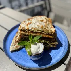 Arayes met gehakt en knoflook-yoghurtsaus