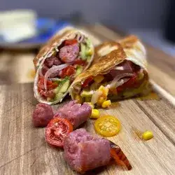 Sycące Burrito z Salsiccią i Grillowaną Papryką z Pikantnym Majonezem Sriracha