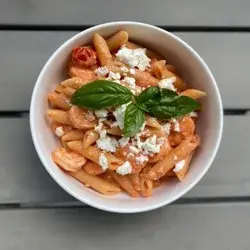 Pasta con Camarones y Salsa de Tomate y Feta