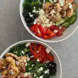 Mediterrane Kip-Couscous Bowl met Gegrilde Paprika en Feta