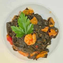 Schwarze Nudeln mit Meeresfrüchte