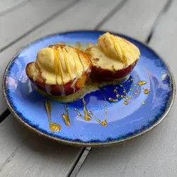 Pêches grillées avec glace à la vanille et filet de caramel croquant