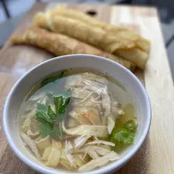 Zupa naleśnikowa z kurczakiem (Frittatensuppe)