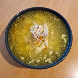 Kippensoep met aardappelen en wortels
