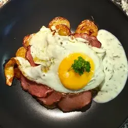 Leberkäse Chips mit Bratkartoffel und Spieleier