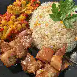 Zart geschmorter Schweinebauch nach asiatischer Art mit Zitronengras und Honig-Marinade