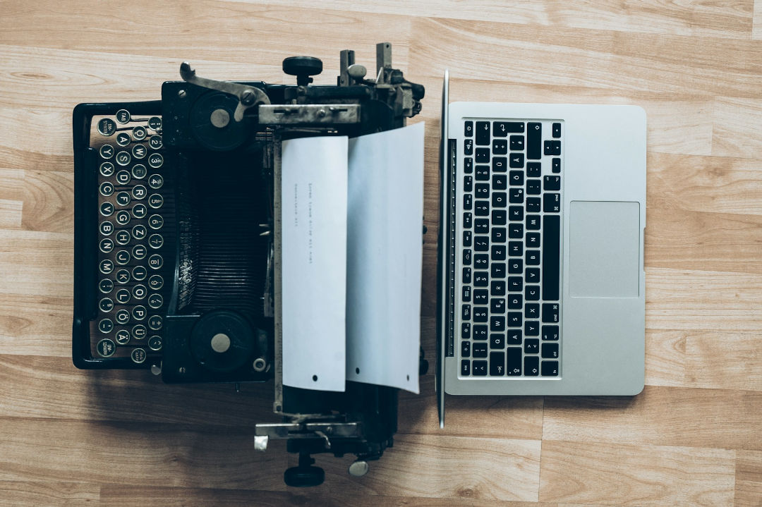 Scrivere un trattamento sceneggiatura - Macchina da scrivere e laptop