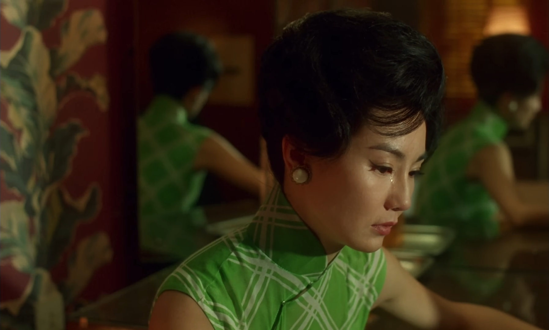Il primo piano: Frame del film In the mood for love - Signora Chang piange