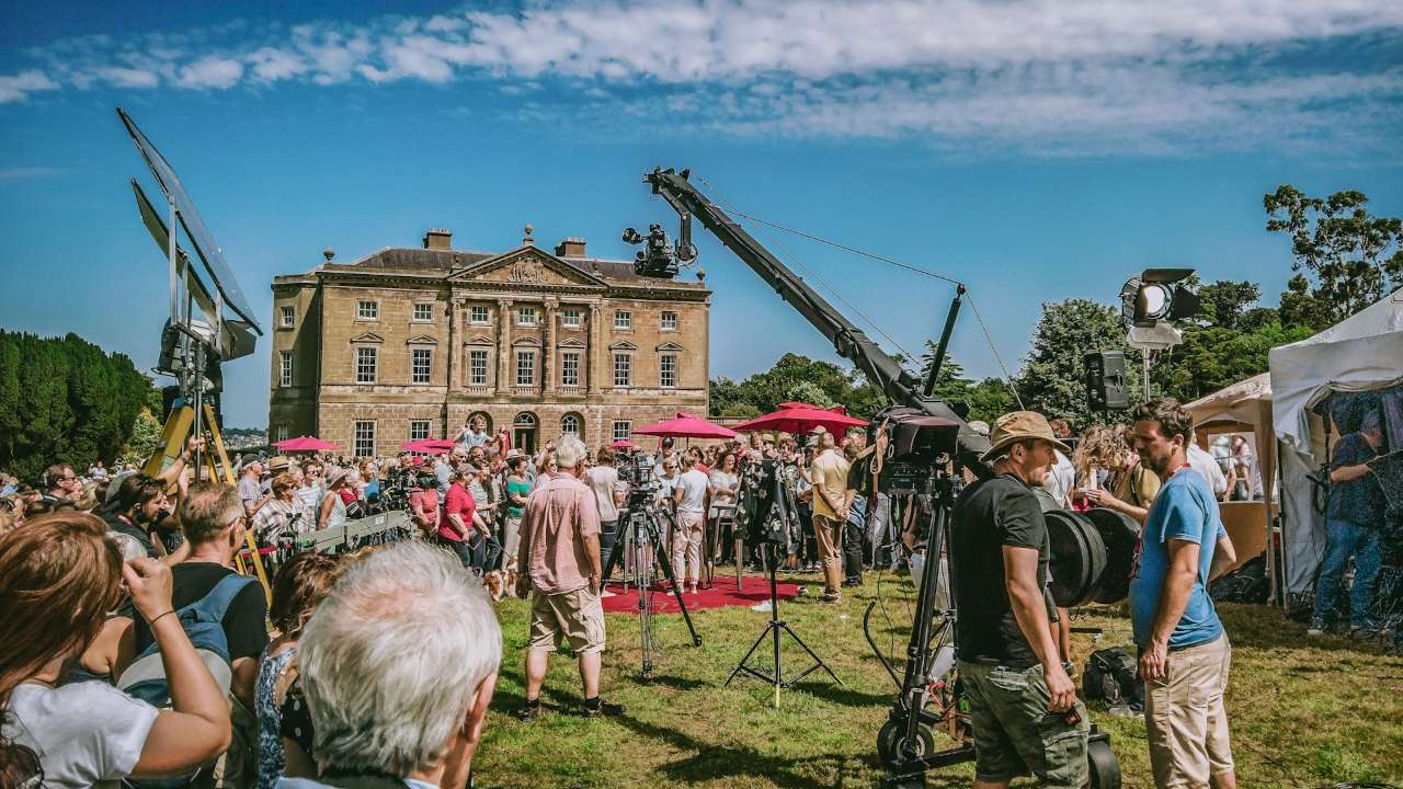 Troupe cinematografica a lavoro su di un set