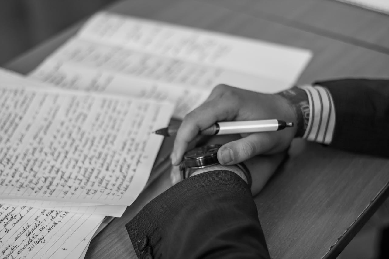 Cos'è un trattamento per il cinema - Uomo scrive