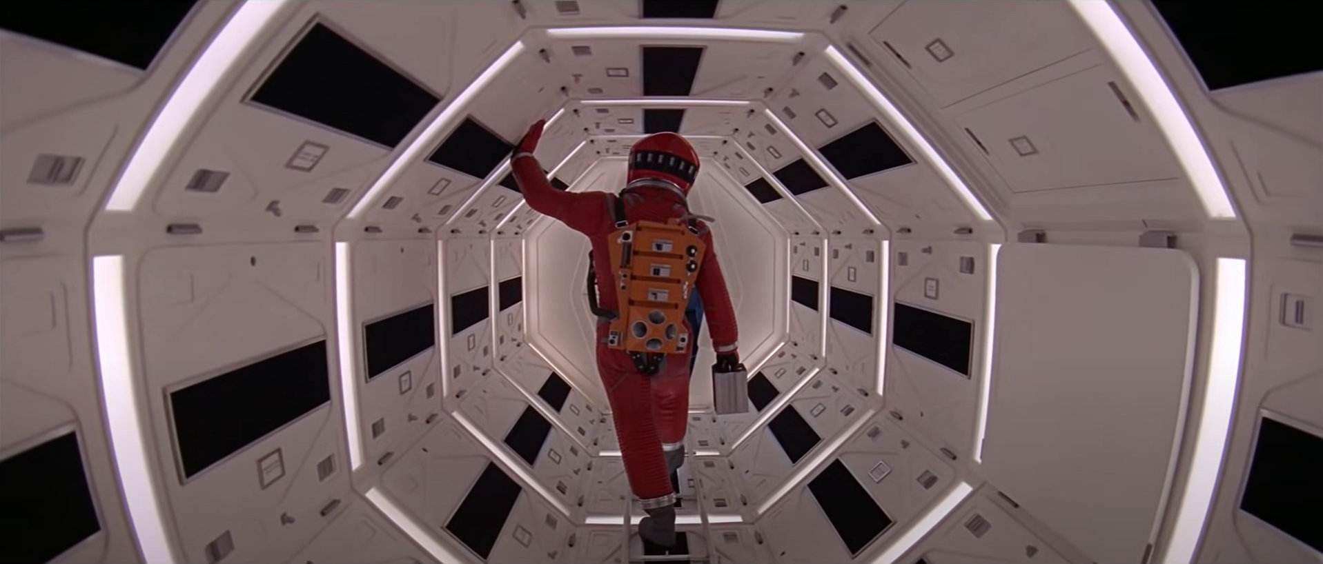 La figura intera: Frame del film 2001: Odissea nello spazio
