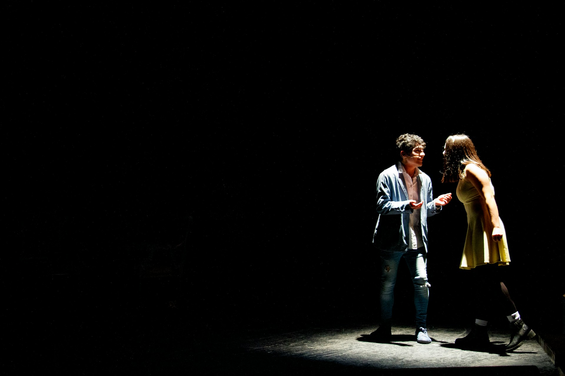 Attori teatrali che recitano - Scena teatrale
