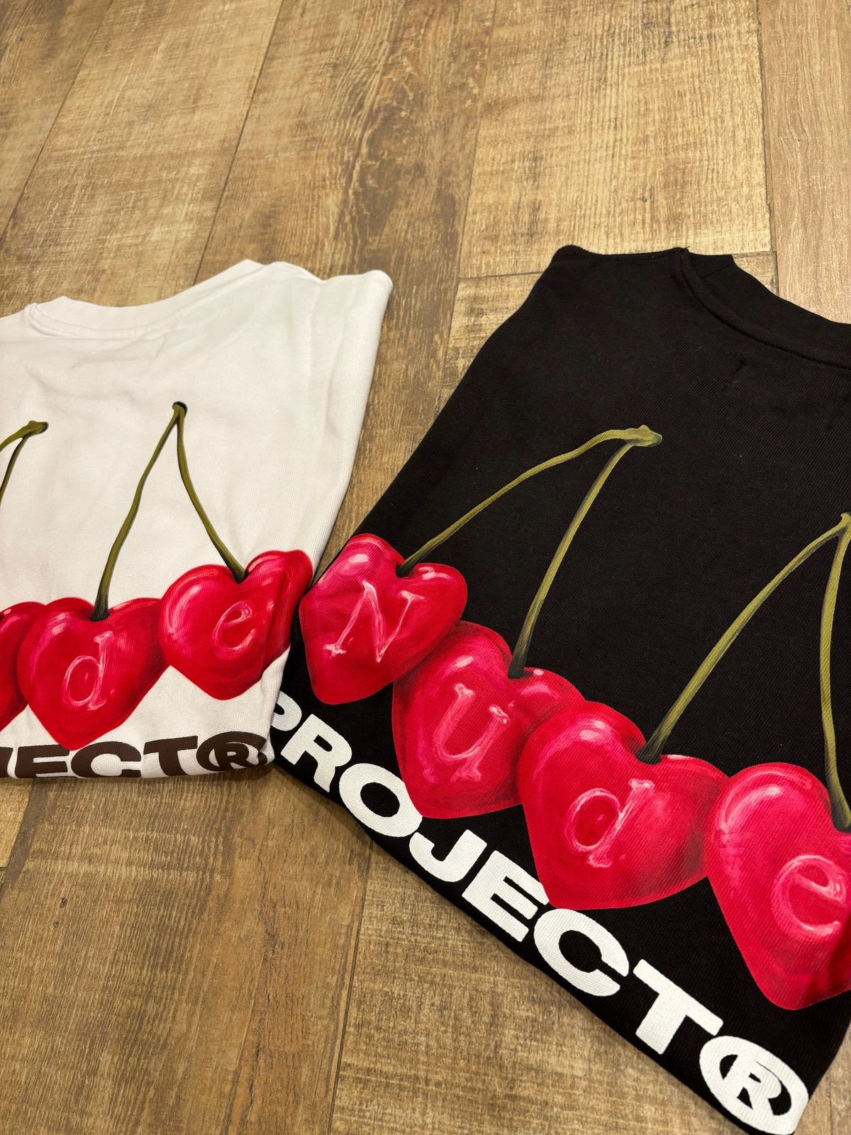 Imagen del producto CHERRY TEE BLACK 🍒🔥 ( L , M )