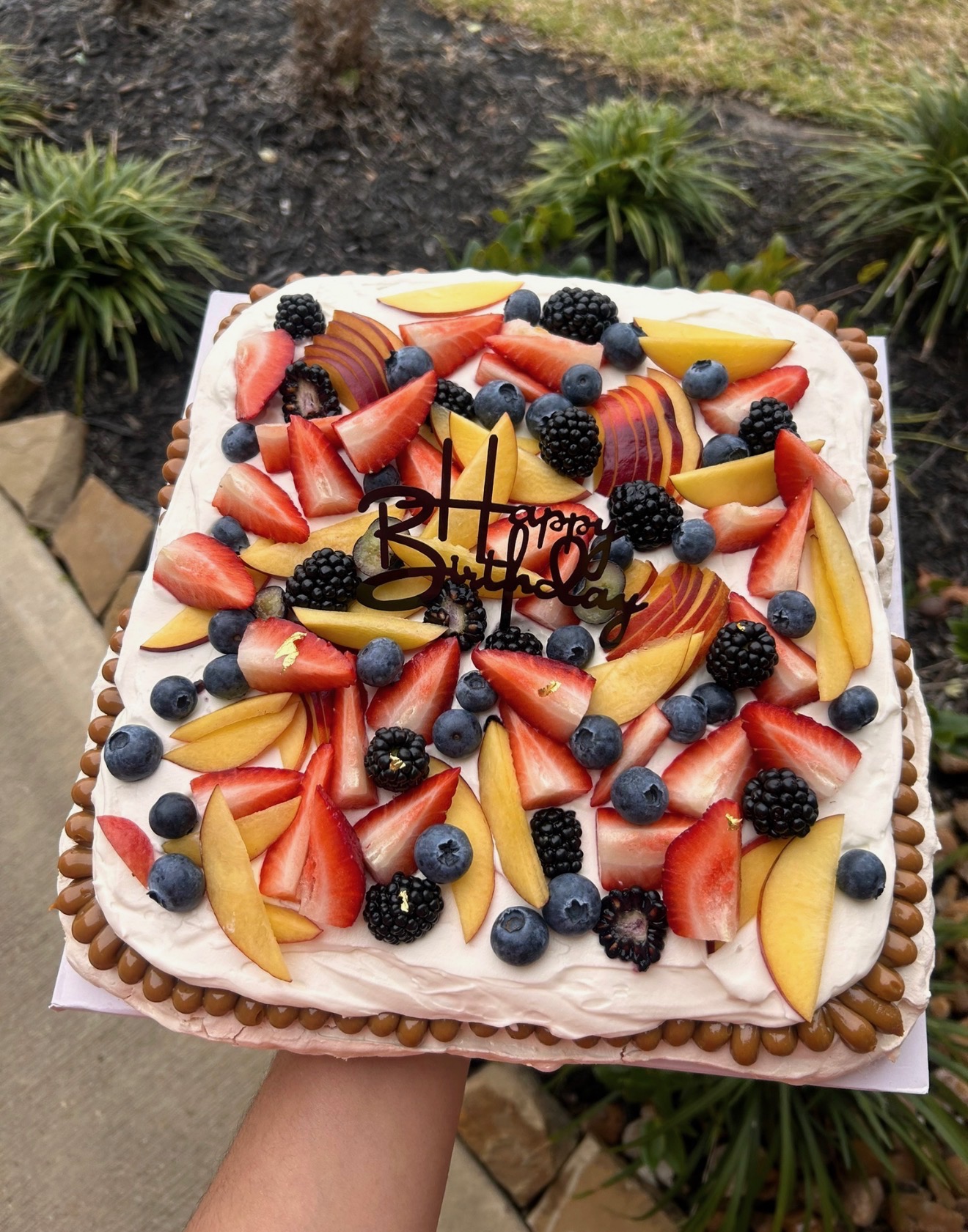Pavlova de crema y fruta frescas