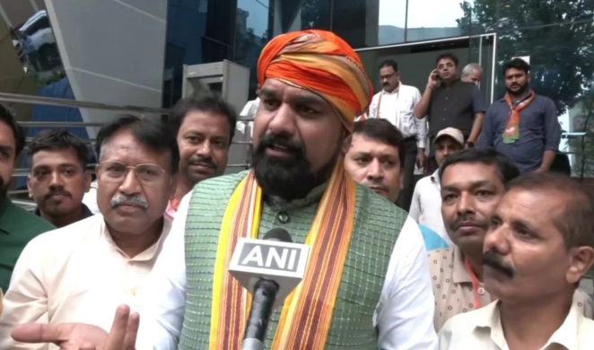 On completion of the resolution, Deputy Chief Minister of Bihar took off his turban and shaved his h