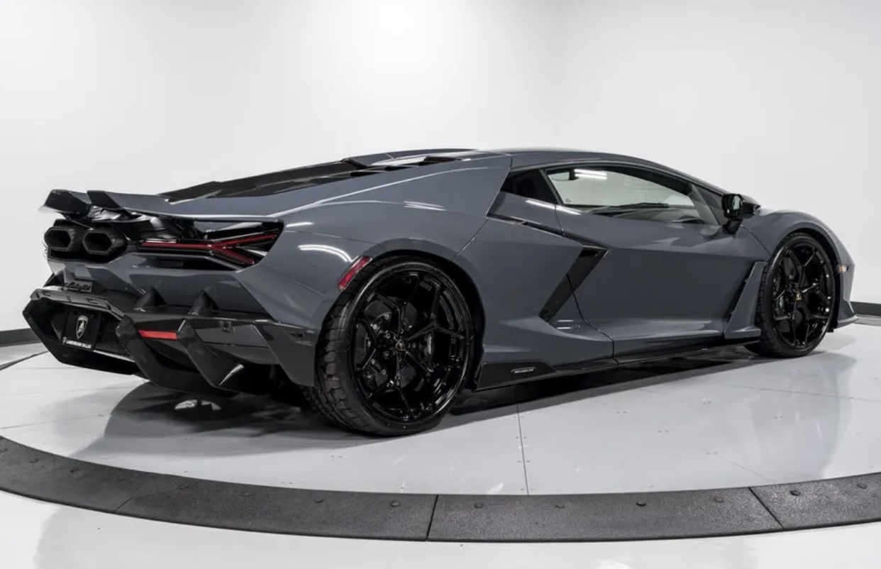 2026 Lamborghini Revuelto