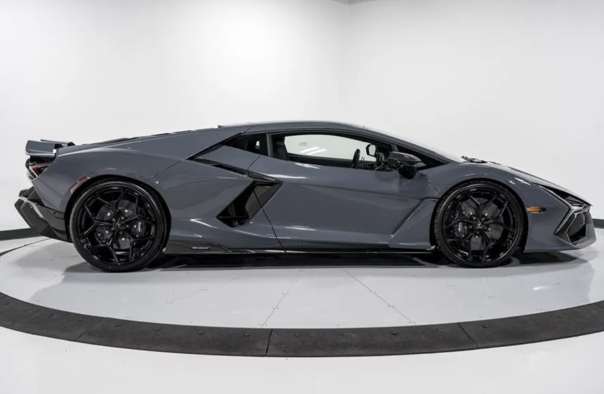 2026 Lamborghini Revuelto