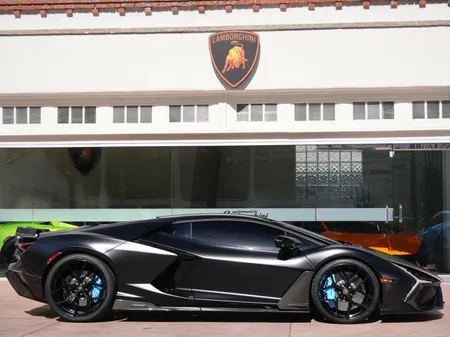 2025 Lamborghini Revuelto Base