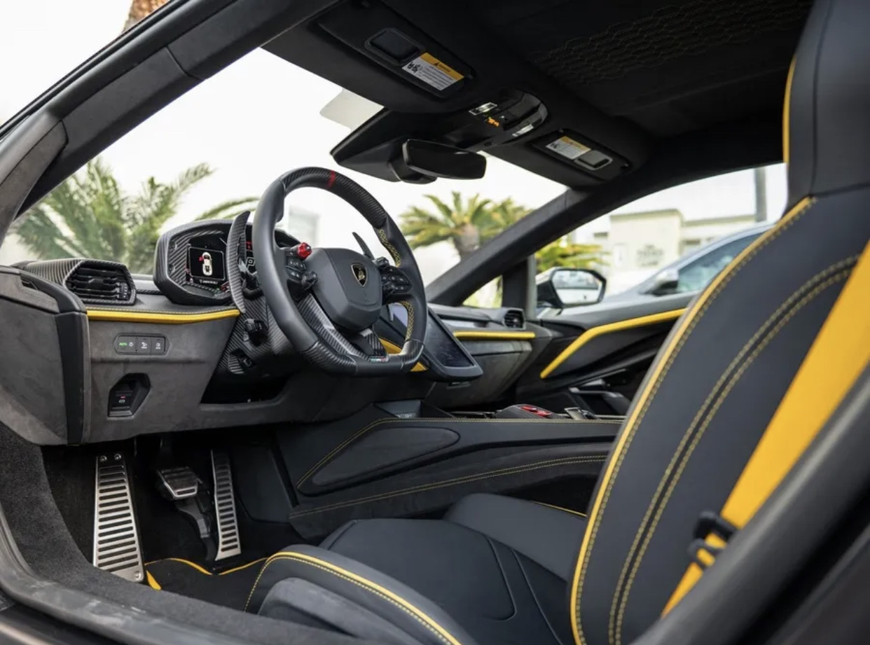 2025 Lamborghini Revuelto
