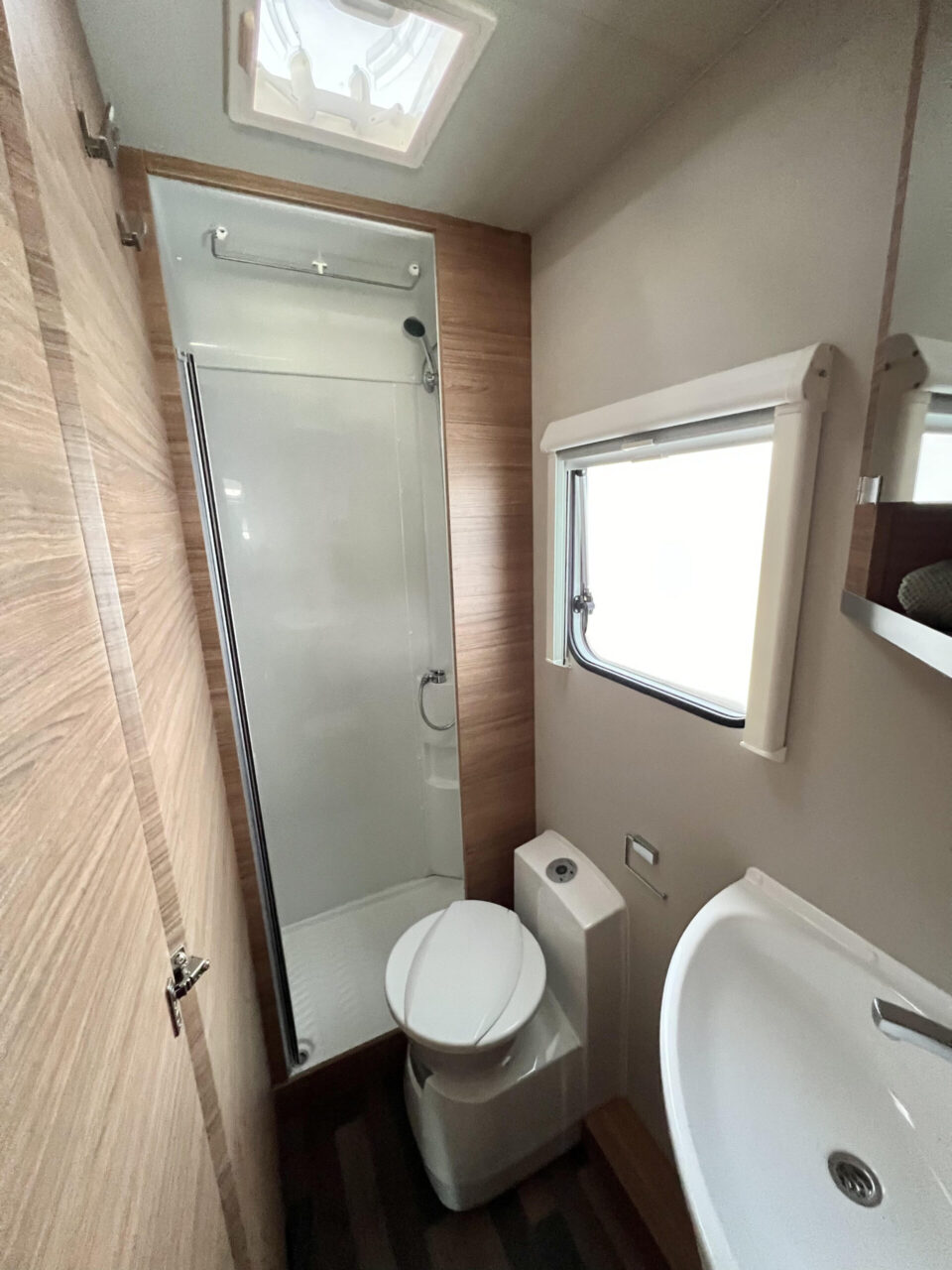 WEINSBERG CaraSuite 650 MF 2023 AT kemperio nuoma nuotrauka 8