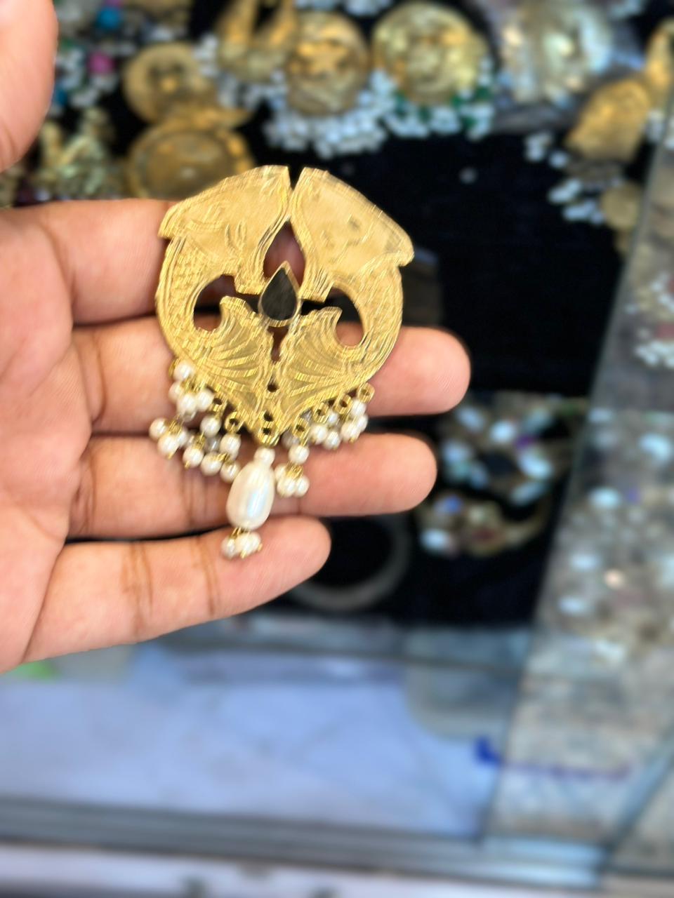 Gold-plated pendant Earning