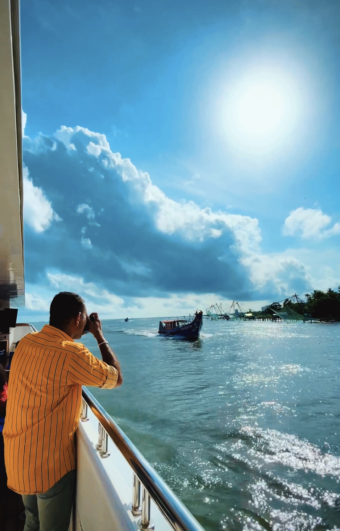 Captivating outer sea views from Minar Cruise’s balcony as it explores Kochi
