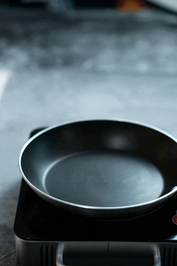 Colocando huevo en sartén