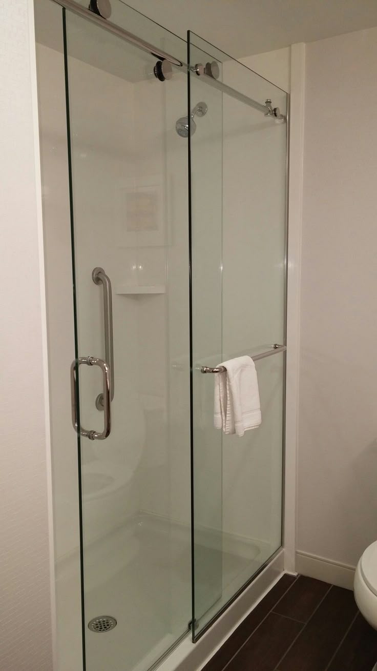 حمام شیشه ای با تسمه ریلی