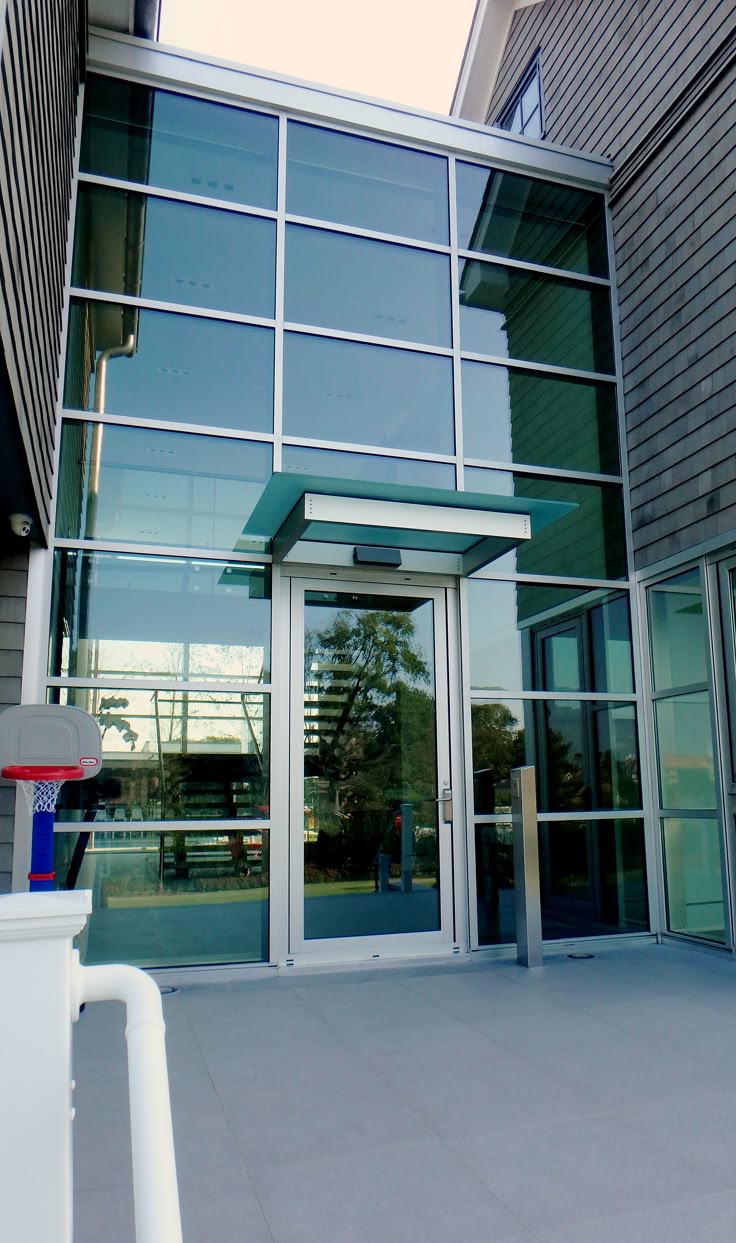 نمای کرتینوال - درب ورودی