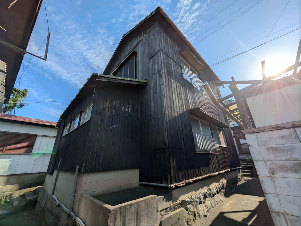Article - A Free House on a Remote Island in Japan