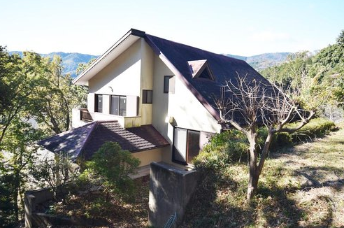 Article - Mountain Views & Multi-Level Charm in Ito