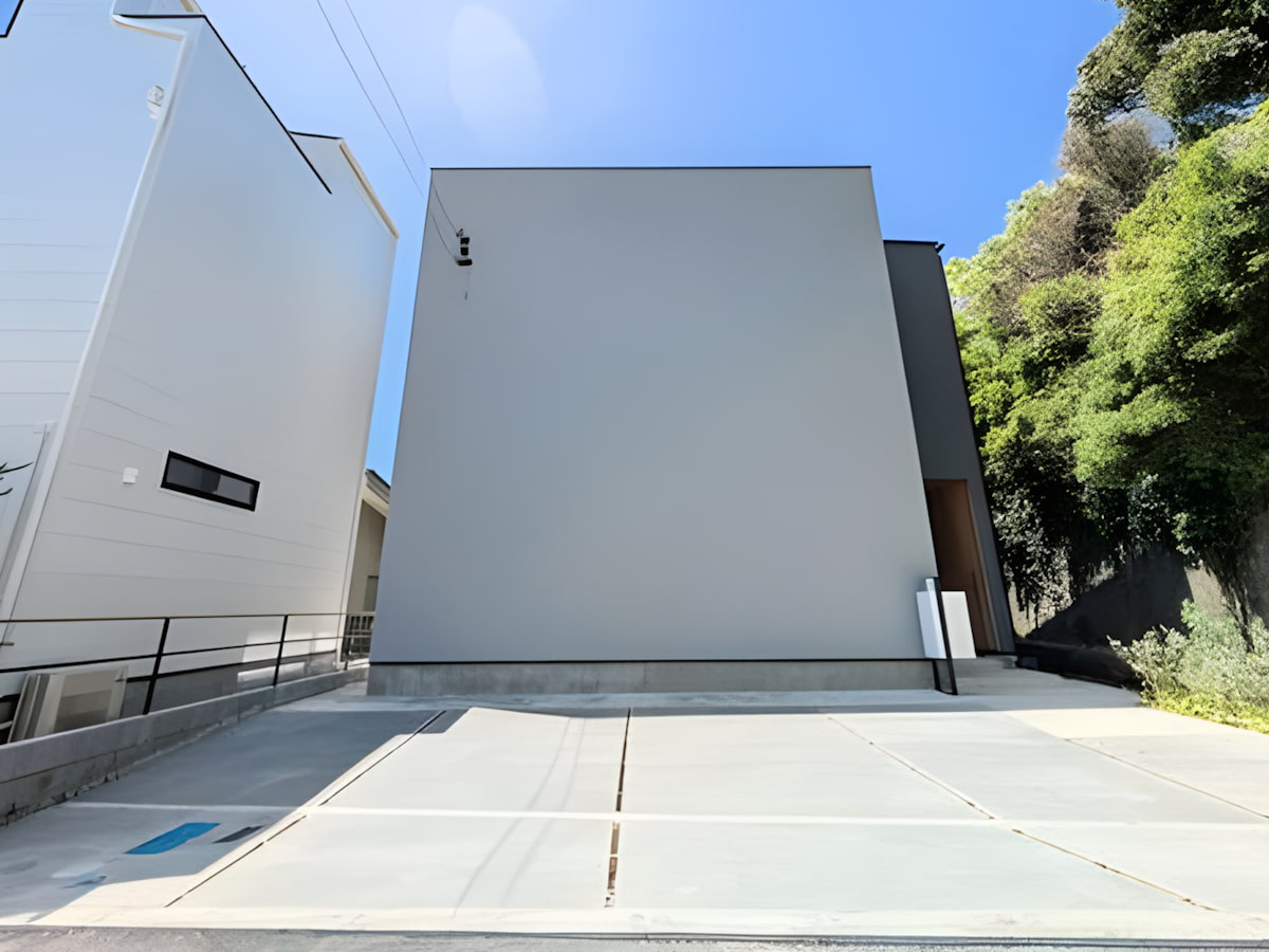 Article - Seaside Calm, Designer Living, Under $900K