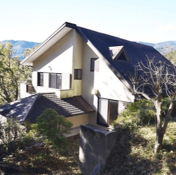 Mountain Views & Multi-Level Charm in Ito