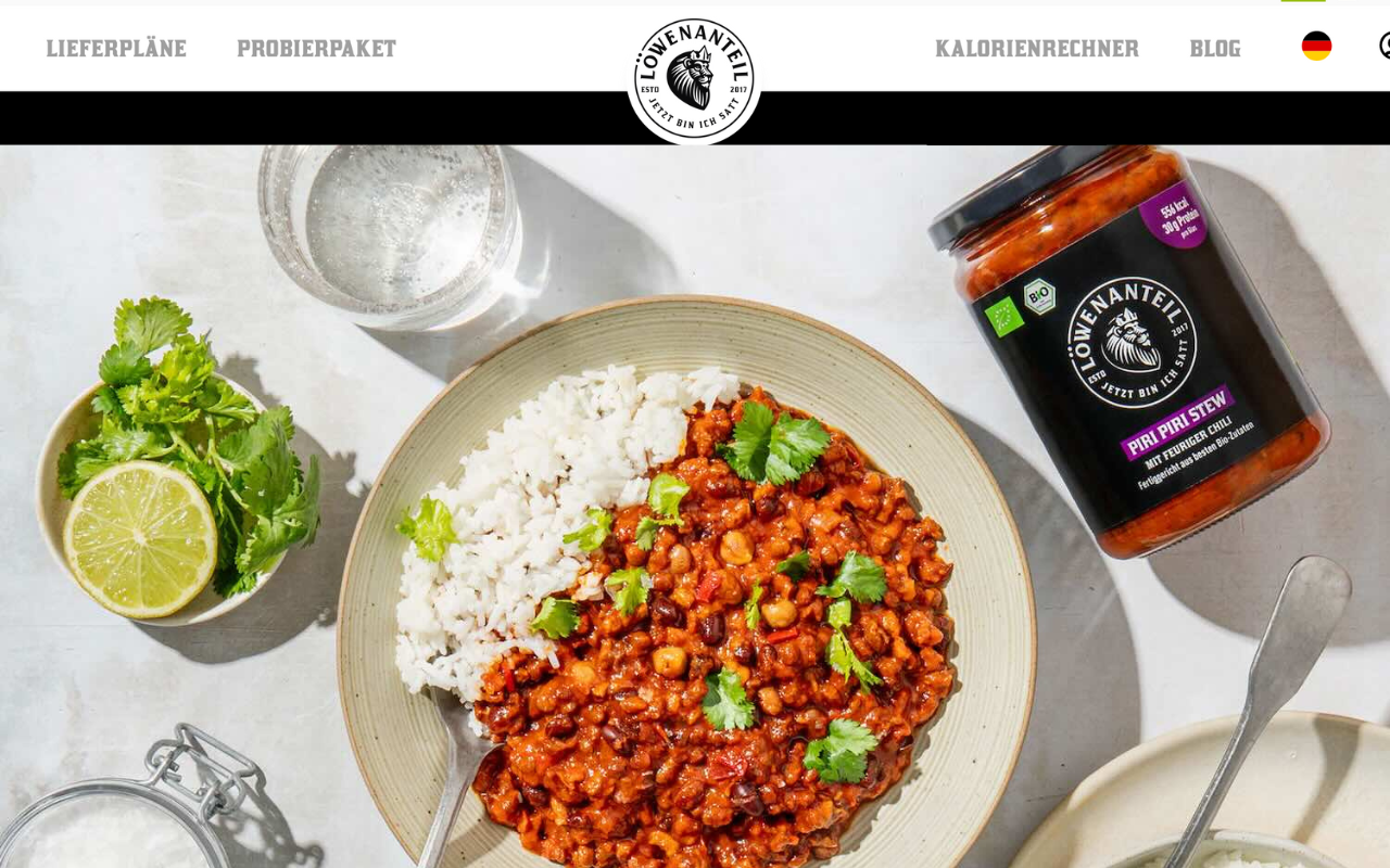 Top-Down-Ansicht moderner Ready Meals auf rustikalem Holztisch