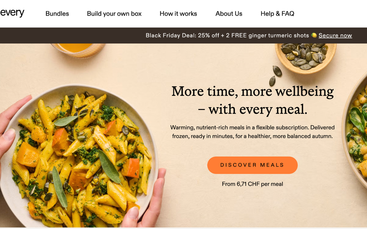 Top-Down-Ansicht moderner Ready Meals auf rustikalem Holztisch