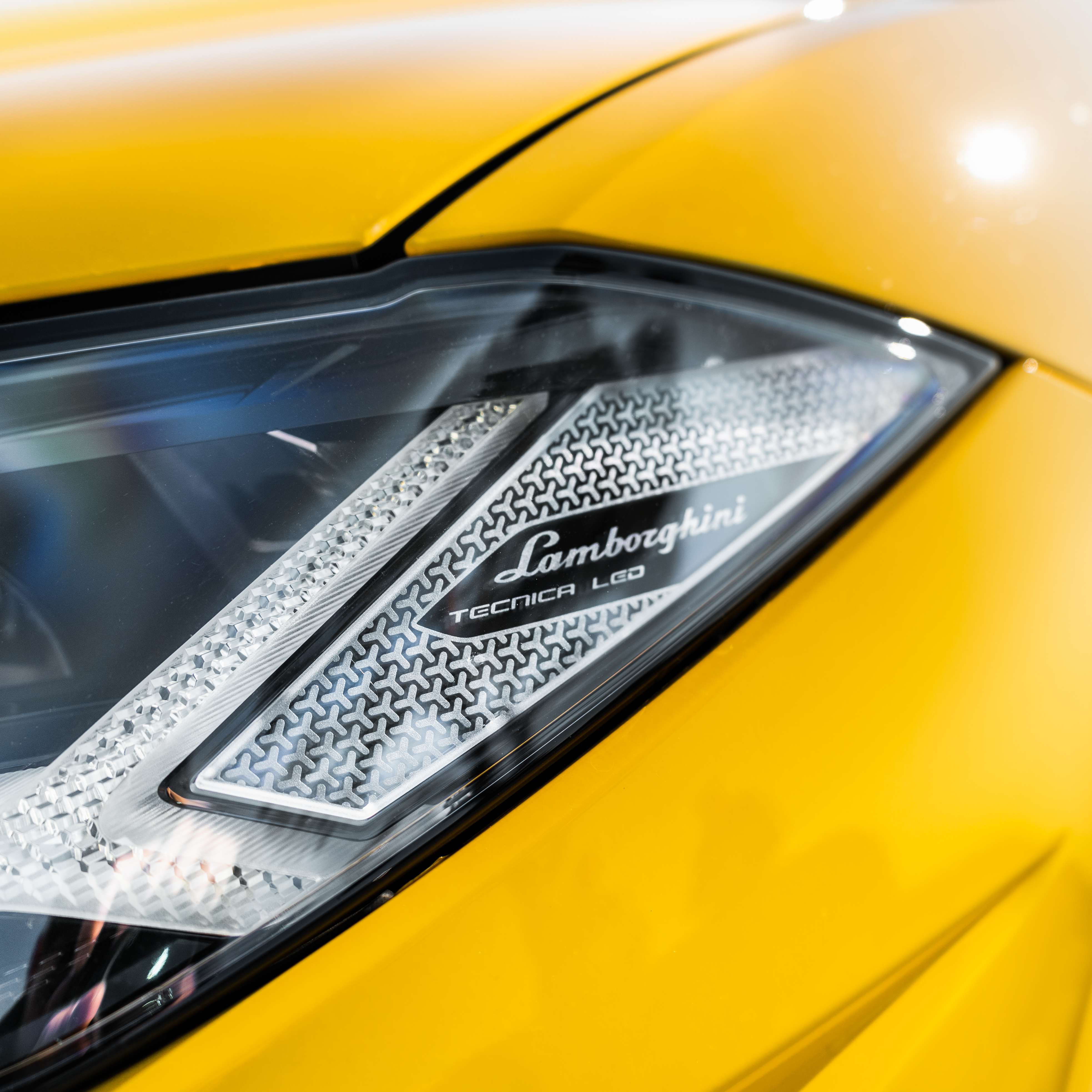Lamborghini Urus jaune — Rentabl 10