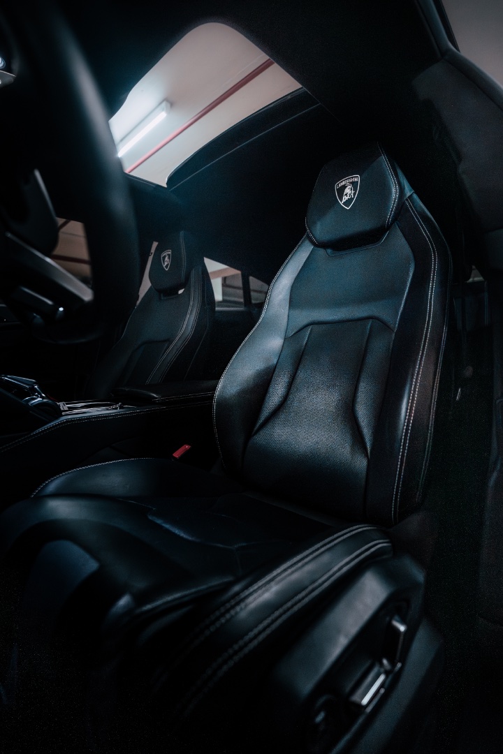 Lamborghini Urus noir — Rentabl 8