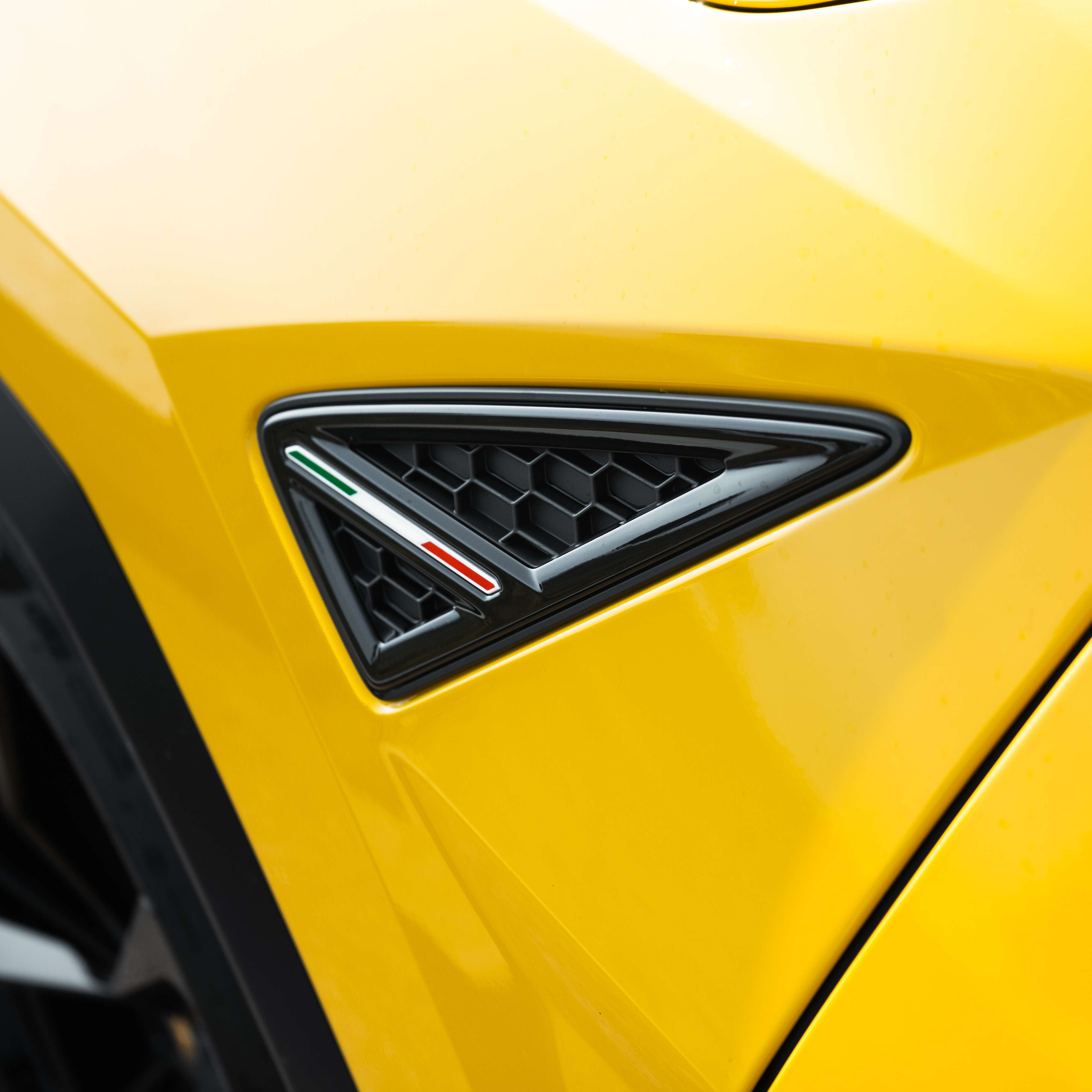 Lamborghini Urus jaune — Rentabl 12