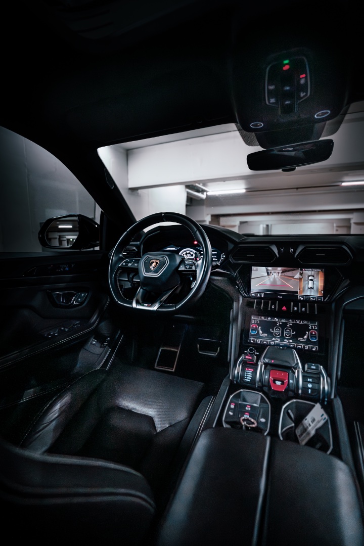 Lamborghini Urus noir — Rentabl 7