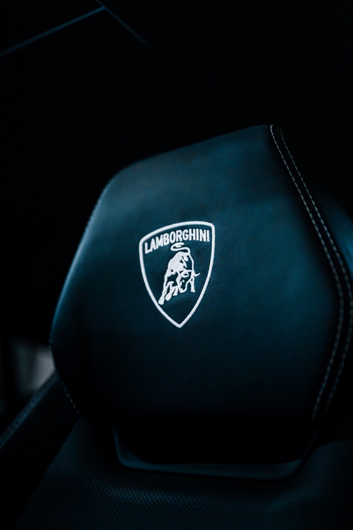 Lamborghini Urus noir — Rentabl 4