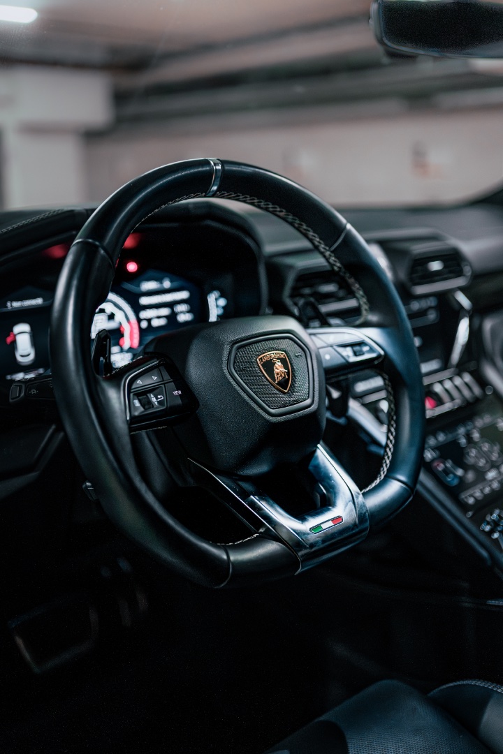 Lamborghini Urus noir — Rentabl 5