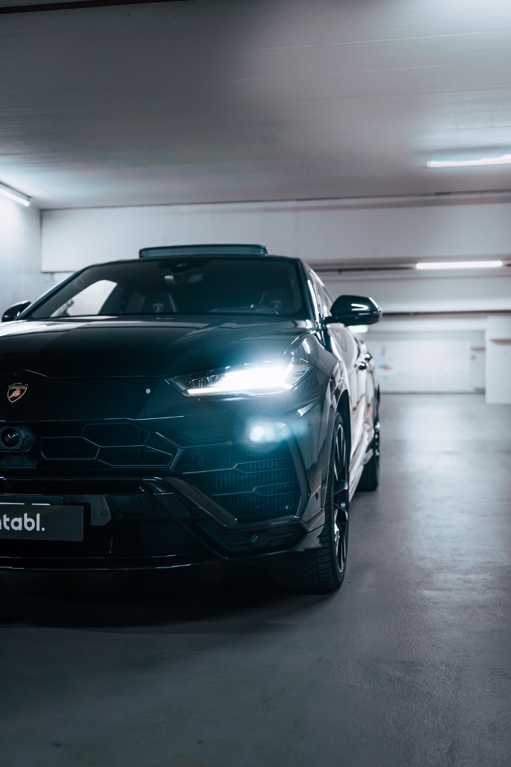 Lamborghini Urus noir — Rentabl 3