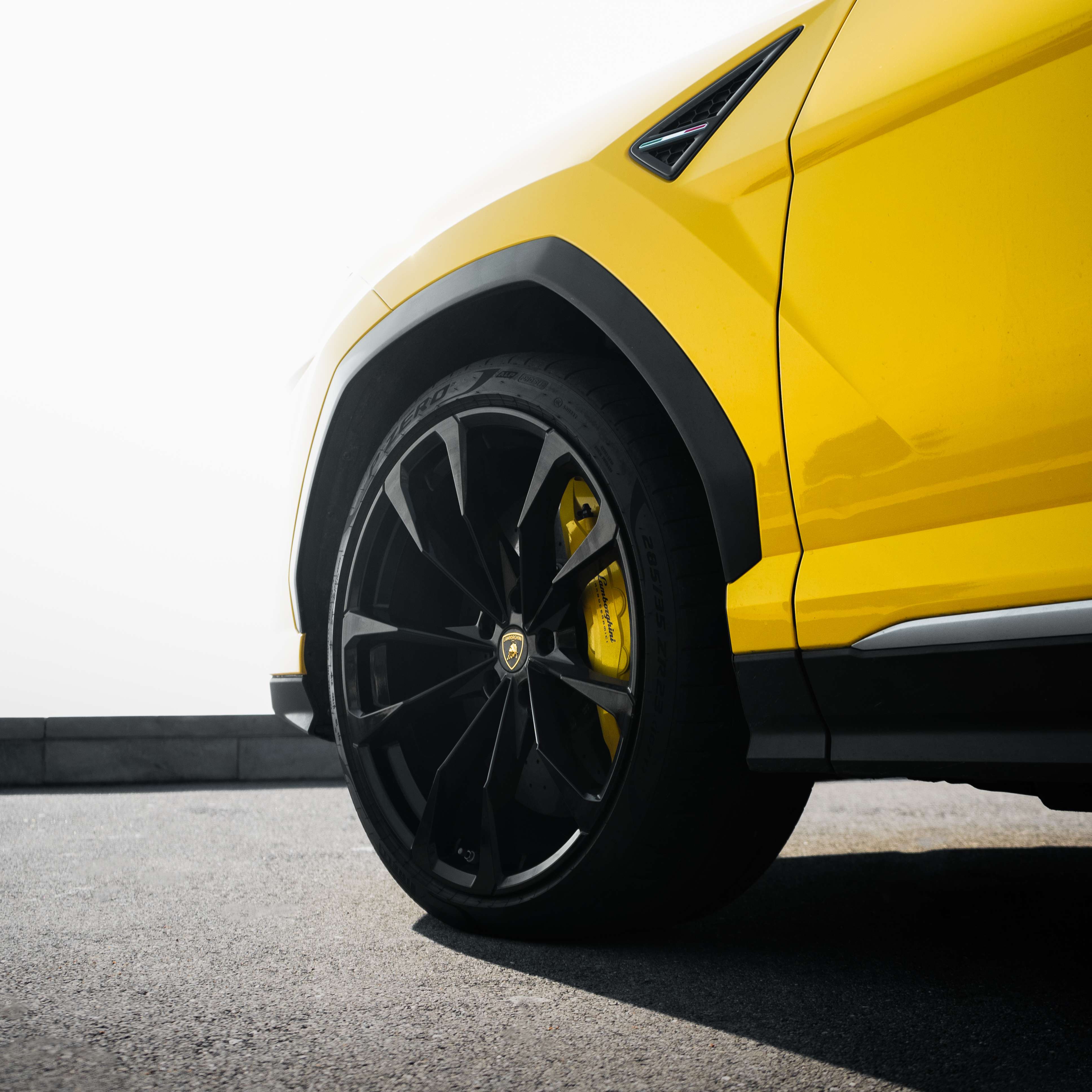 Lamborghini Urus jaune — Rentabl 9