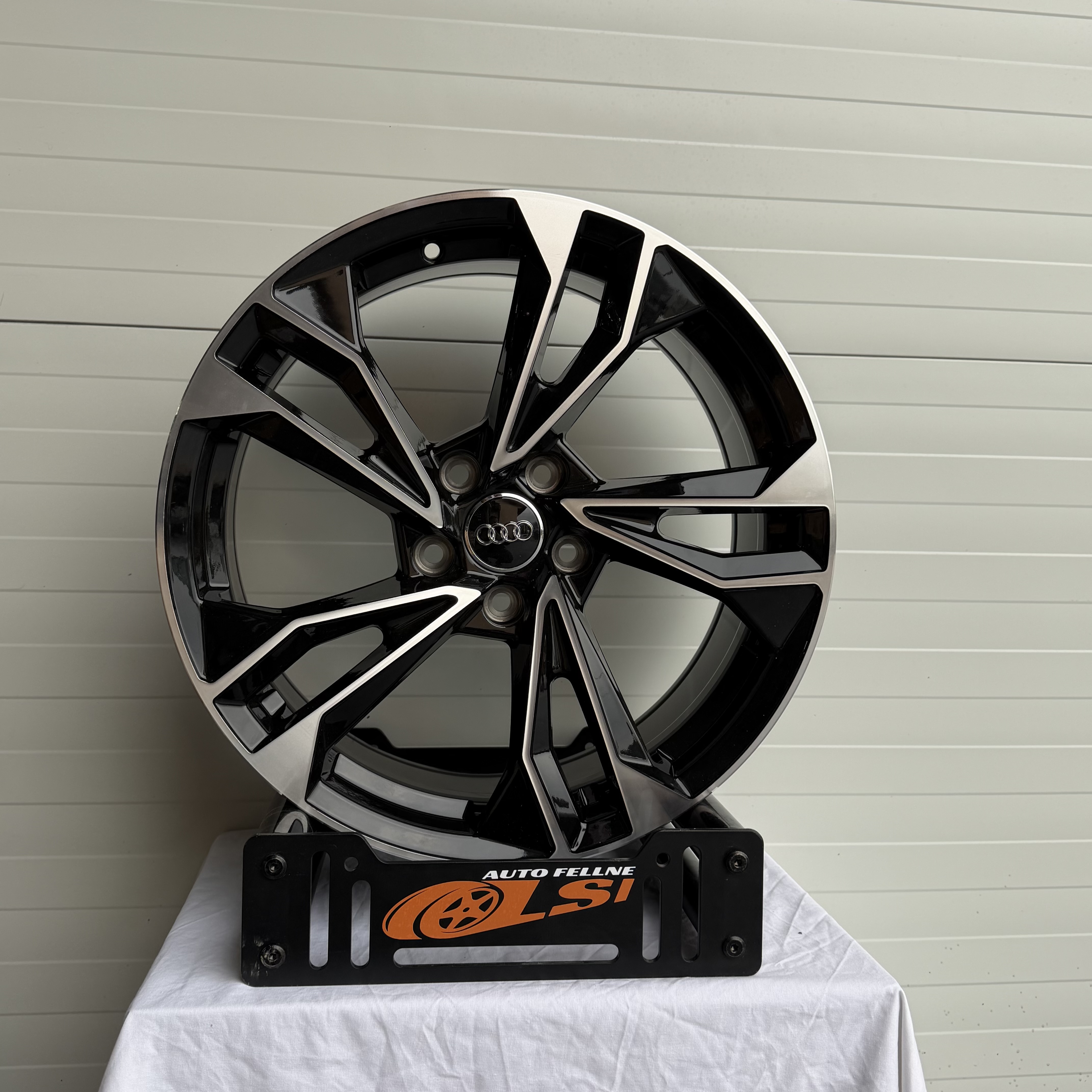 FELLNE 18 audi