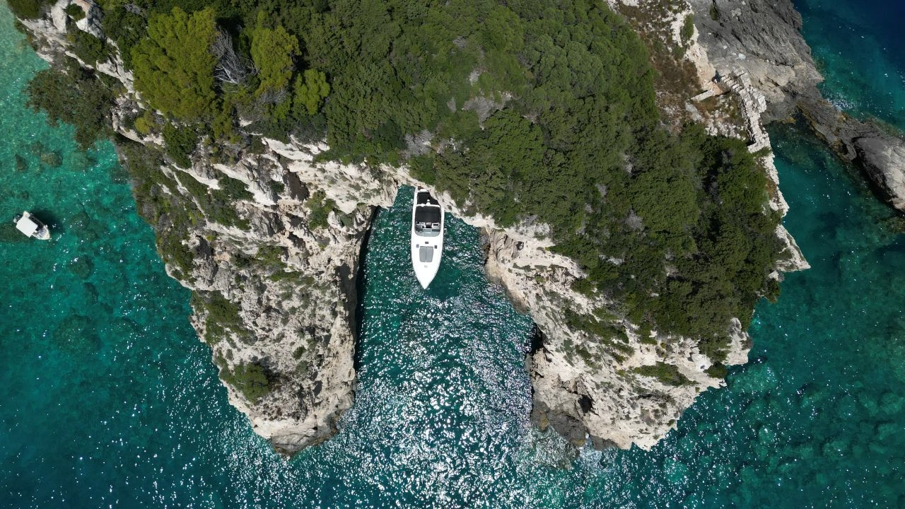 Shipwreck / Blue Caves (Fortuna Luxury VIP Yacht)  — 1